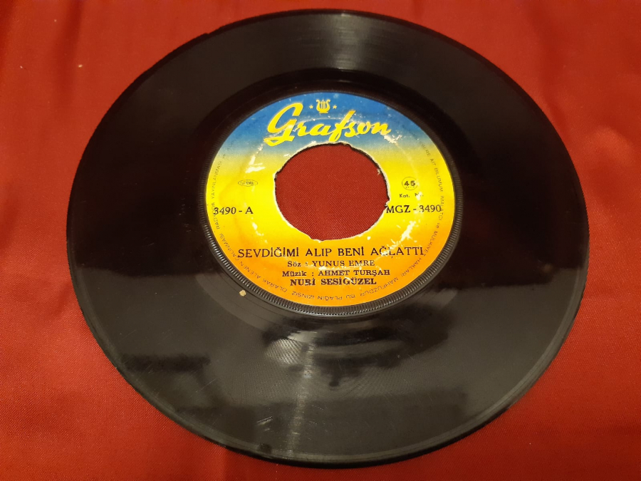 GRAFSON PLAK 3490 A SEVDİĞİMİ ALIP BENİ AĞLATTI NURİ SESİ GÜZEL 3490 - B ARIDIM BALA GELDİM 45 LİK YERLİ PLAK 