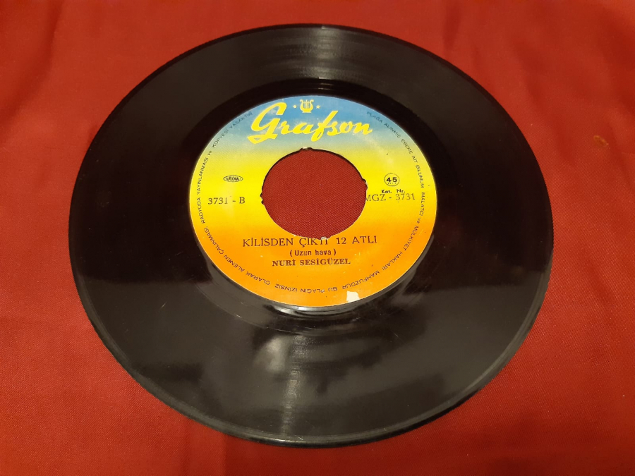 GRAFSON PLAK YAR ELİNDEN BADE İÇTİM NURİ SESİ GÜZEL  B KİLİSDEN ÇIKTI 12 ATLI 45 LİK YERLİ PLAK 