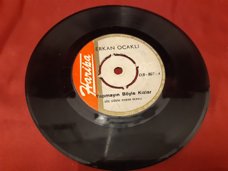 HARİKA PLAK ERKAN OCAKLI YAPMAYIN BÖYLE KIZLAR , TARA SAÇLARINI TARA 45 LİK YERLİ PLAK 