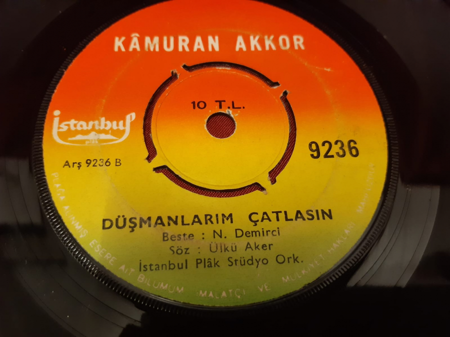 İSTANBUL PLAK KAMURAN AKKOR ARŞ 9236 A KADER ÇIKMAZI . ARŞ 9236 B DÜŞMANLARIM ÇATLASIN 45 LİK YERLİ PLAK 