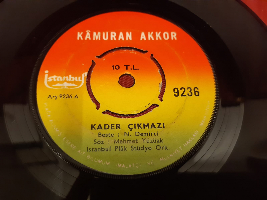 İSTANBUL PLAK KAMURAN AKKOR ARŞ 9236 A KADER ÇIKMAZI . ARŞ 9236 B DÜŞMANLARIM ÇATLASIN 45 LİK YERLİ PLAK 
