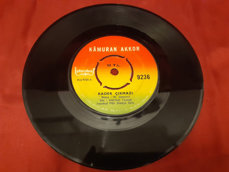 İSTANBUL PLAK KAMURAN AKKOR ARŞ 9236 A KADER ÇIKMAZI . ARŞ 9236 B DÜŞMANLARIM ÇATLASIN 45 LİK YERLİ PLAK 