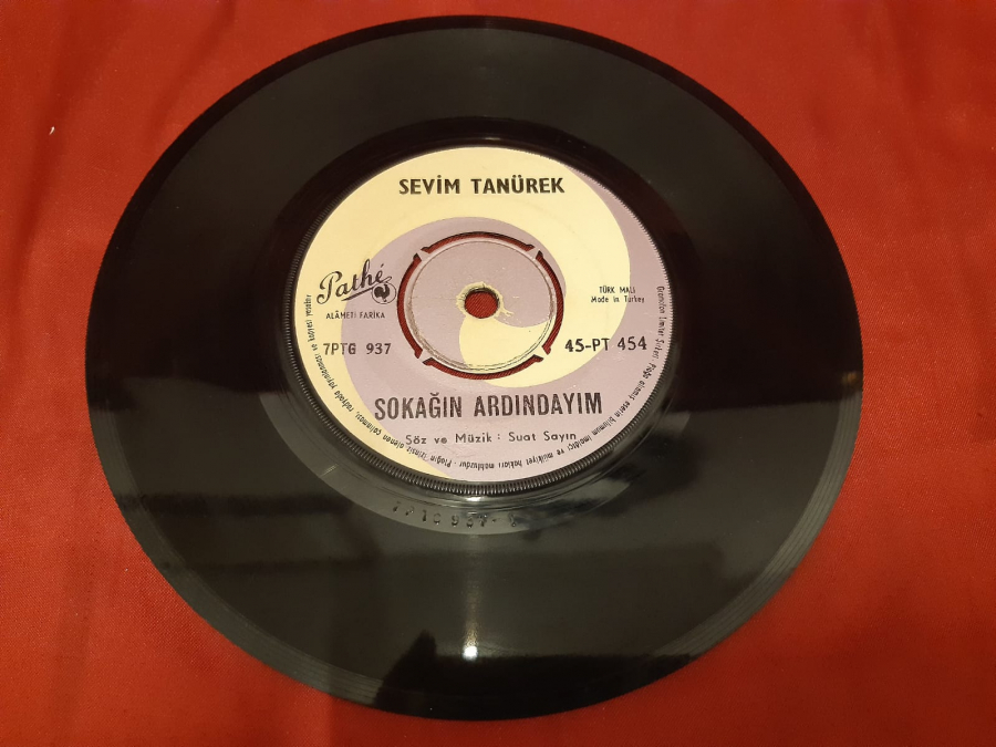 PATHE PLAK 7PTG 936 SEVİM TANÜREK DERBEDERİM 7PTG 937 SOKAĞIN ARDINDAYIM 45 LİK PLAK 