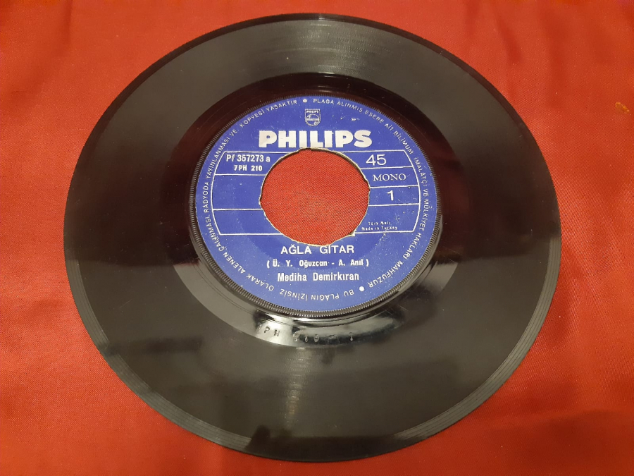 PHILIPS PLAK MONO 1 AĞLA GİTAR MEDİHA DEMİRKIRAN MONO 2 ÇATILMIŞ KAŞLARINLA 45 LİK YERLİ PLAK 