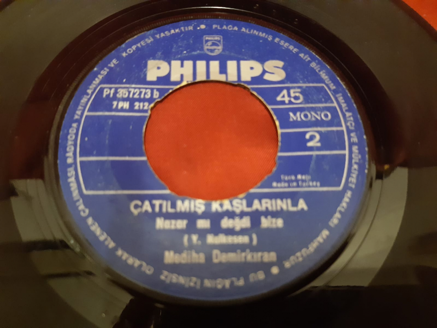 PHILIPS PLAK MONO 1 AĞLA GİTAR MEDİHA DEMİRKIRAN MONO 2 ÇATILMIŞ KAŞLARINLA 45 LİK YERLİ PLAK 