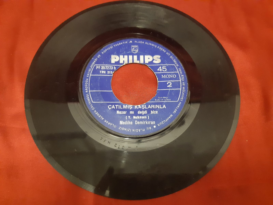 PHILIPS PLAK MONO 1 AĞLA GİTAR MEDİHA DEMİRKIRAN MONO 2 ÇATILMIŞ KAŞLARINLA 45 LİK YERLİ PLAK 