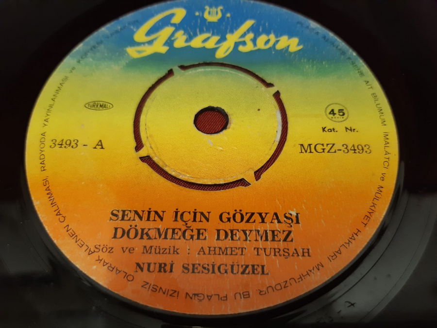 GRAFSON 3493 - A  SENİN İÇİN GÖZYAŞI DÖKMEĞE DEYMEZ NURİ SESİ GÜZEL 3493 - B GÖZLERİMDEN AKAN KANDIR 45 LİK YERLİ PLAK 