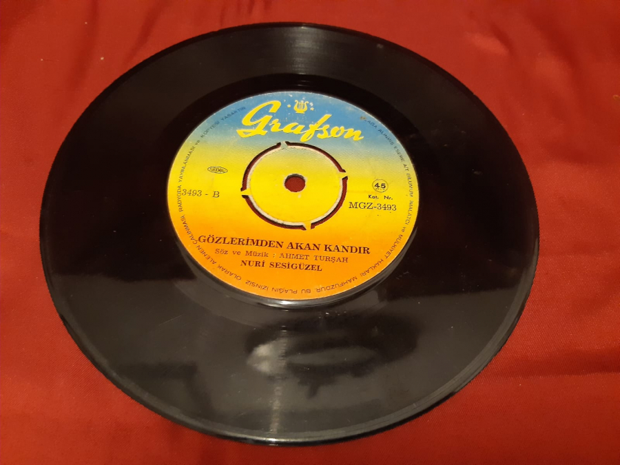 GRAFSON 3493 - A  SENİN İÇİN GÖZYAŞI DÖKMEĞE DEYMEZ NURİ SESİ GÜZEL 3493 - B GÖZLERİMDEN AKAN KANDIR 45 LİK YERLİ PLAK 