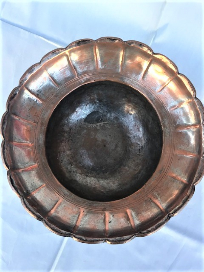 OSMANLI ETLİ BAKIRDAN TAMEMEN EL DÖGME ÜST KENARLARI DİLİMLİ BAKIR ÜZERİ İKİ TARAFLI YAZILI LEGEN 