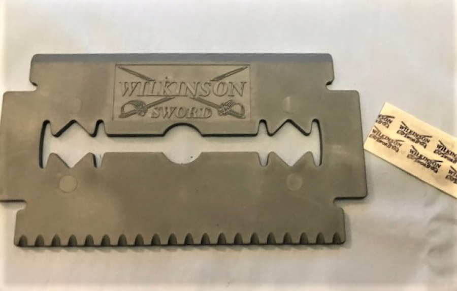 BERBERLERİN DUKKANINA WILKINSON JİLET REKLAM TAVANA ASILARAK KULLANILAN 