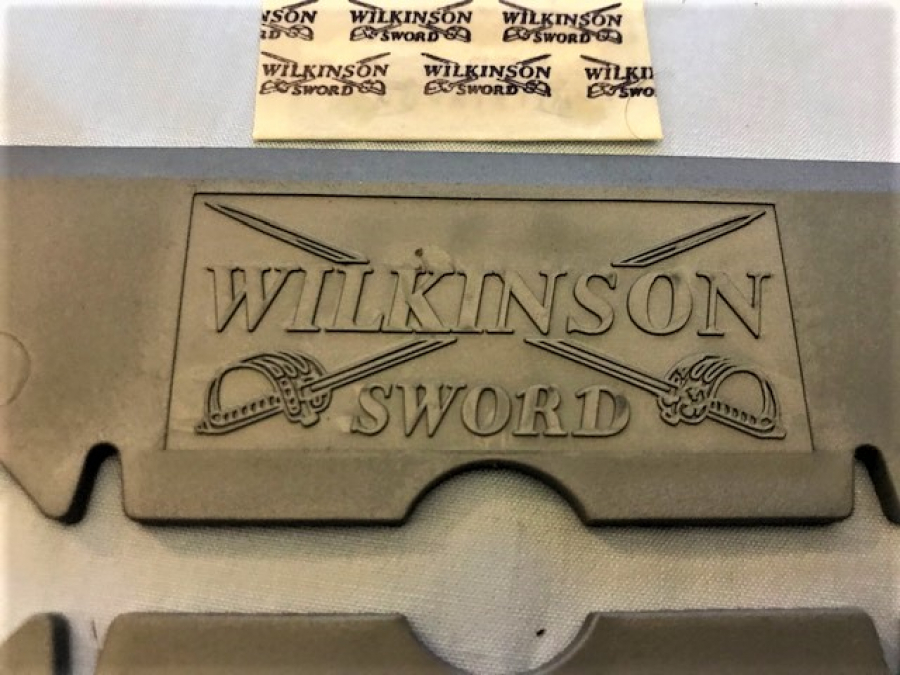 BERBERLERİN DUKKANINA WILKINSON JİLET REKLAM TAVANA ASILARAK KULLANILAN 