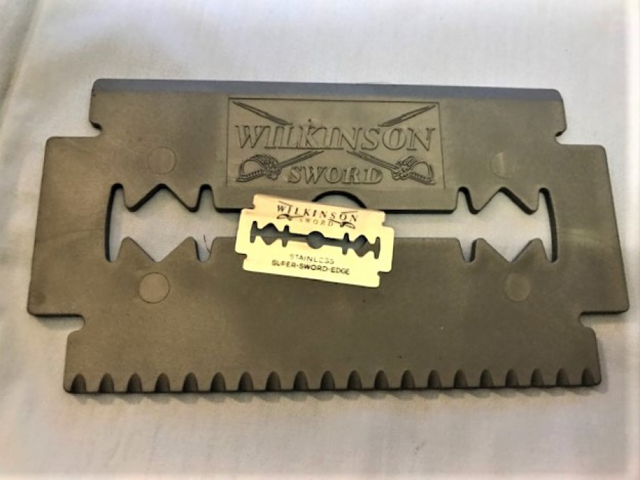 BERBERLERİN DUKKANINA WILKINSON JİLET REKLAM TAVANA ASILARAK KULLANILAN 