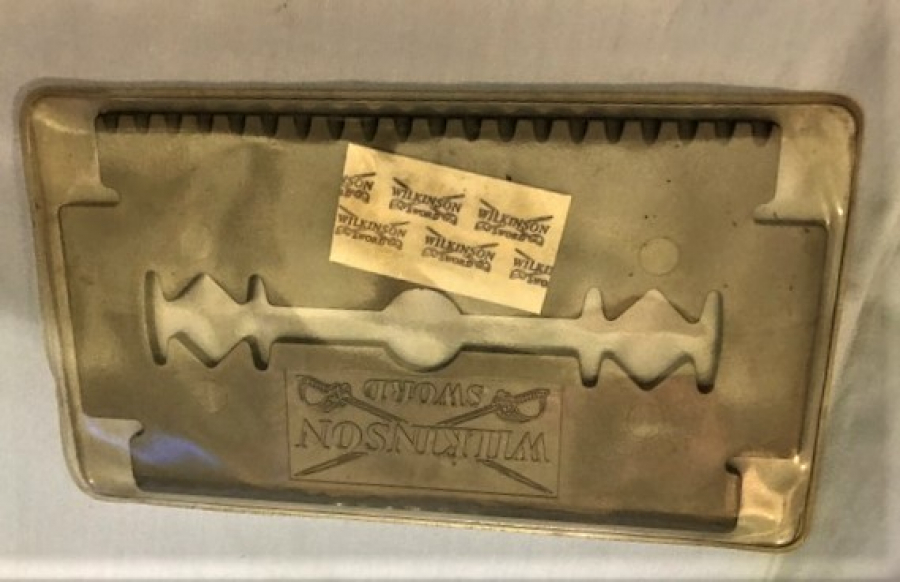 BERBERLERİN DUKKANINA WILKINSON JİLET REKLAM TAVANA ASILARAK KULLANILAN 