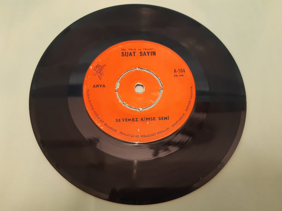 ARYA PLAK SUAT SAYIN SEVEMEZ KİMSE SENİ , YAZIKLAR OLSUN SANA 45 LİK YERLİ PLAK 