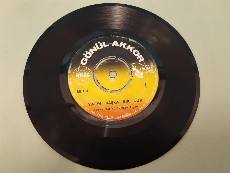 ATLAS PLAK GÖNÜL AKKOR KISKANIRIM , YARIN BAŞKA BİR GÜN 45 LİK YERLİ PLAK 