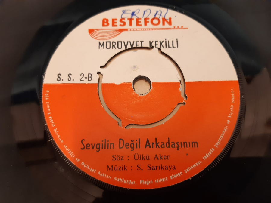 BESTEFON PLAK MÜRÜVVET KEKİLLİ SEVGİLİN DEĞİL ARKADAŞINIM , BİR FİNCAN ( GAZELLİ ) 45 LİK YERLİ PLAK 