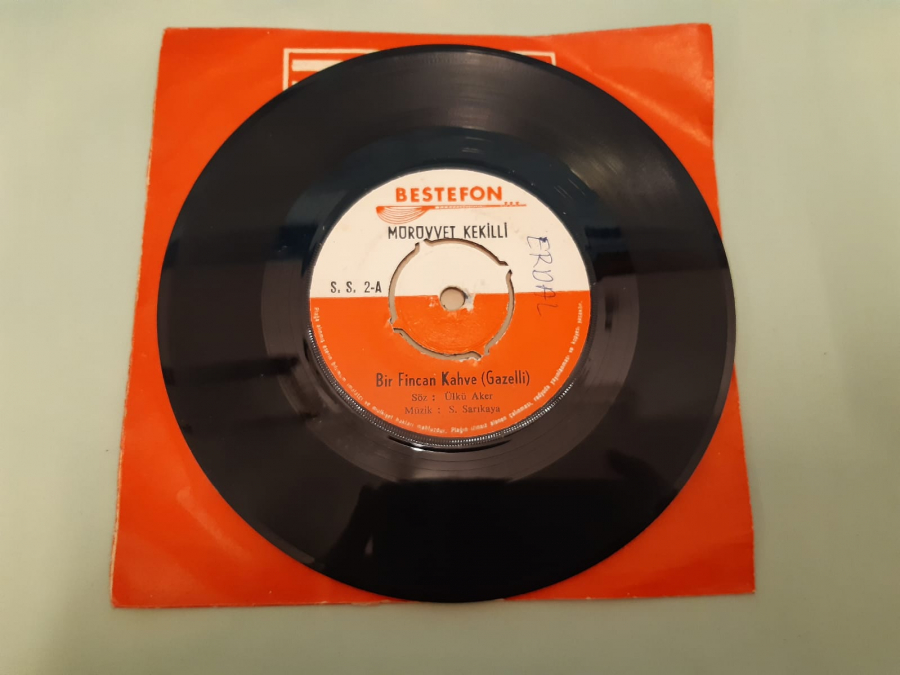 BESTEFON PLAK MÜRÜVVET KEKİLLİ SEVGİLİN DEĞİL ARKADAŞINIM , BİR FİNCAN ( GAZELLİ ) 45 LİK YERLİ PLAK 