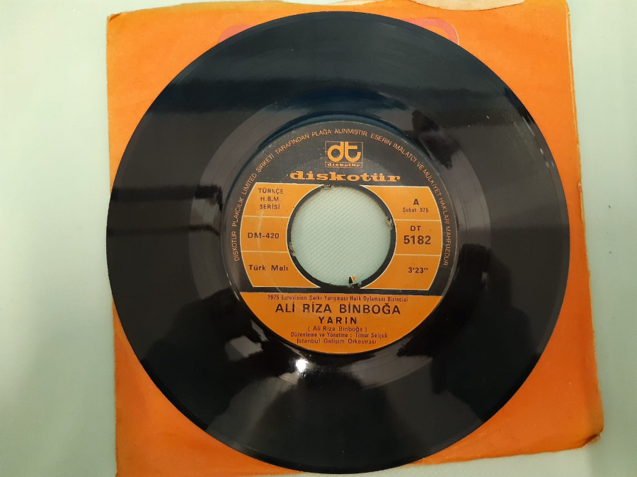 DİSKOTÜR PLAK ALİ RİZA BİNBOĞA YARIN , SENDE KATIL BİZE 45 LİK YERLİ PLAK 
