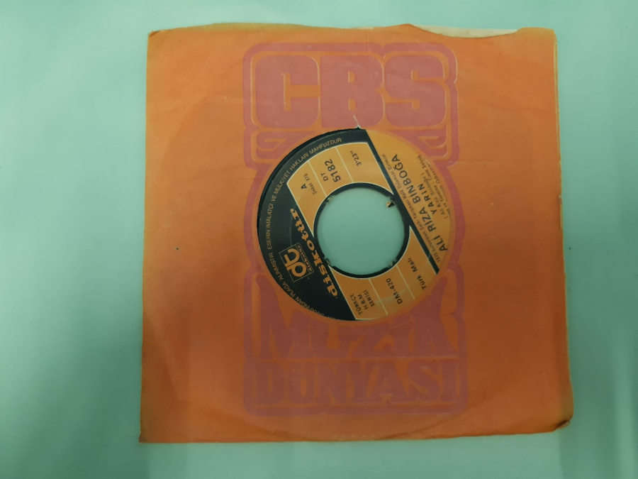 DİSKOTÜR PLAK ALİ RİZA BİNBOĞA YARIN , SENDE KATIL BİZE 45 LİK YERLİ PLAK 