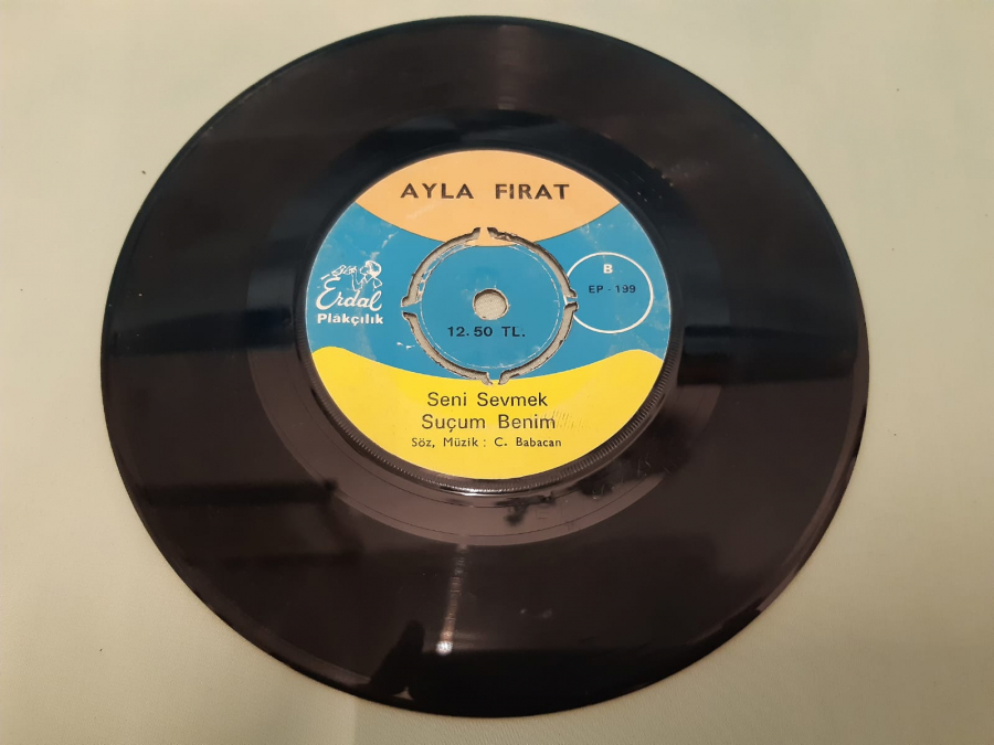 ERDAL PLAK AYLA FIRAT GÜZELLER HASTASIYIM , SENİ SEVMEK SUÇUM BENİM 45 LİK YERLİ PLAK 