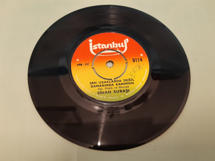 İSTANBUL PLAK SİNAN SUBAŞI SEN UZAKLARDA DEĞİL DAMARIMDA KANIMSIN , MÜHİM OLAN AŞKIMIZ 45 LİK YERLİ PLAK 
