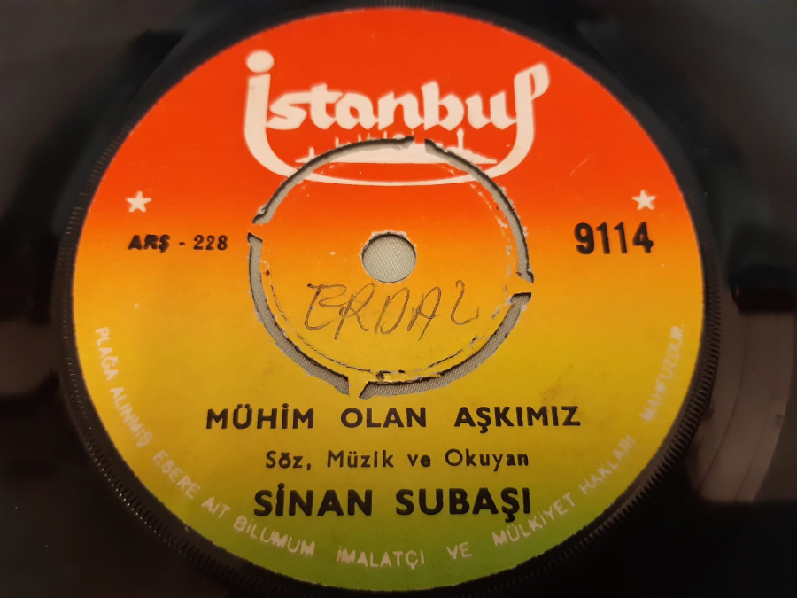 İSTANBUL PLAK SİNAN SUBAŞI SEN UZAKLARDA DEĞİL DAMARIMDA KANIMSIN , MÜHİM OLAN AŞKIMIZ 45 LİK YERLİ PLAK 