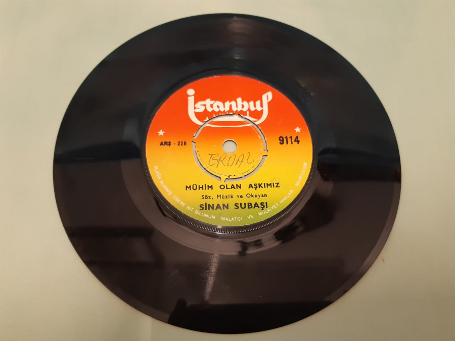 İSTANBUL PLAK SİNAN SUBAŞI SEN UZAKLARDA DEĞİL DAMARIMDA KANIMSIN , MÜHİM OLAN AŞKIMIZ 45 LİK YERLİ PLAK 