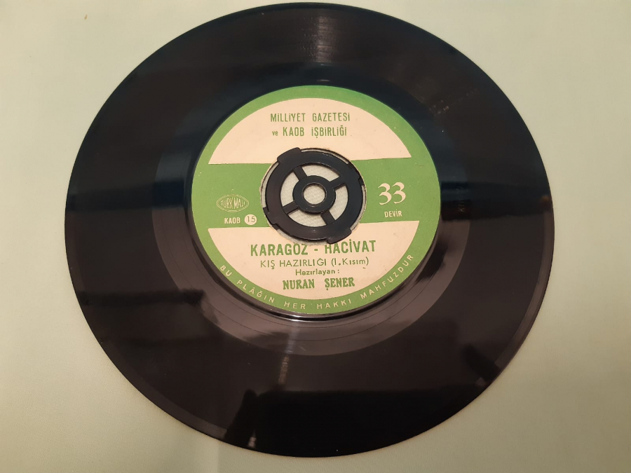 MİLLİYET GAZETESİ VE KAOB İŞBİRLİGİ PLAK NURAN ŞENER  KARAGÖZ - HACİVAT 45 LİK YERLİ PLAK 