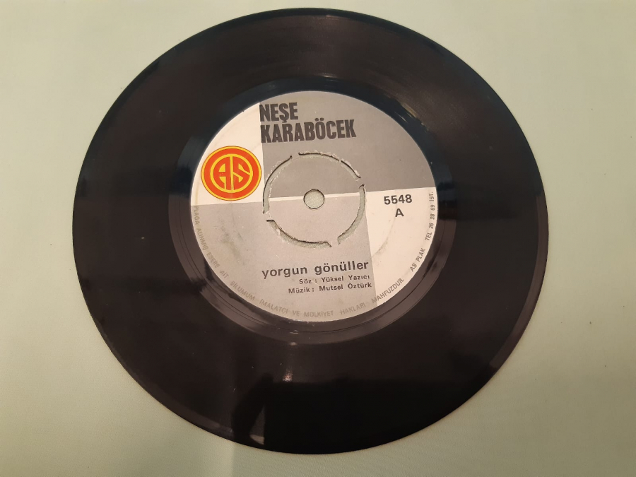 NEŞE KARA BÖCEK YORGUN GÖNÜLLER , MADEM KÜSTÜN DARGINDIN 45 LİK YERLİ PLAK 