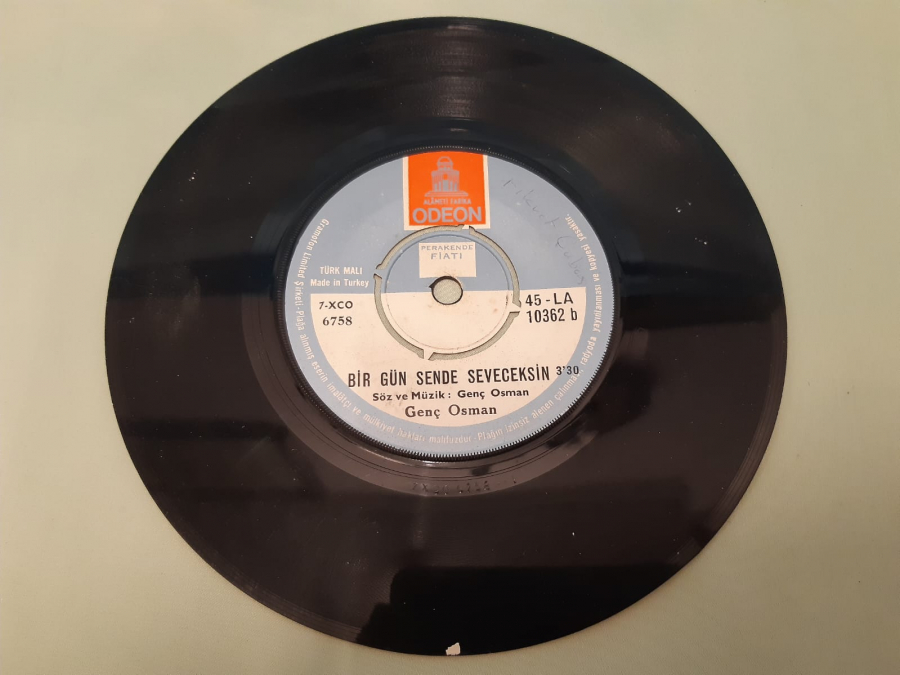 ODEON PLAK GENÇ OSMAN YALAN DÜNYA , BİR GÜN SENDE SEVECEKSİN 45 LİK YERLİ PLAK 