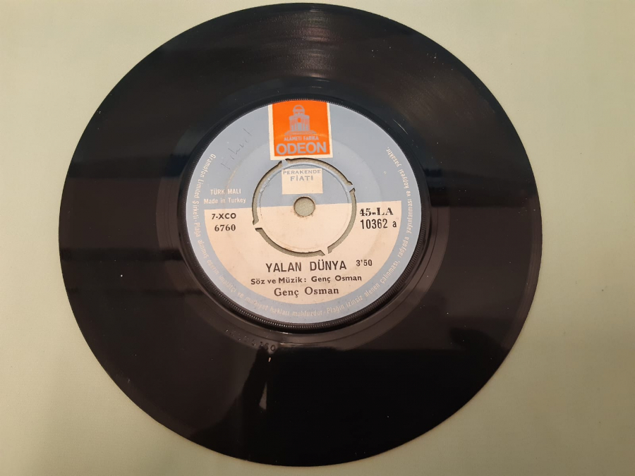ODEON PLAK GENÇ OSMAN YALAN DÜNYA , BİR GÜN SENDE SEVECEKSİN 45 LİK YERLİ PLAK 