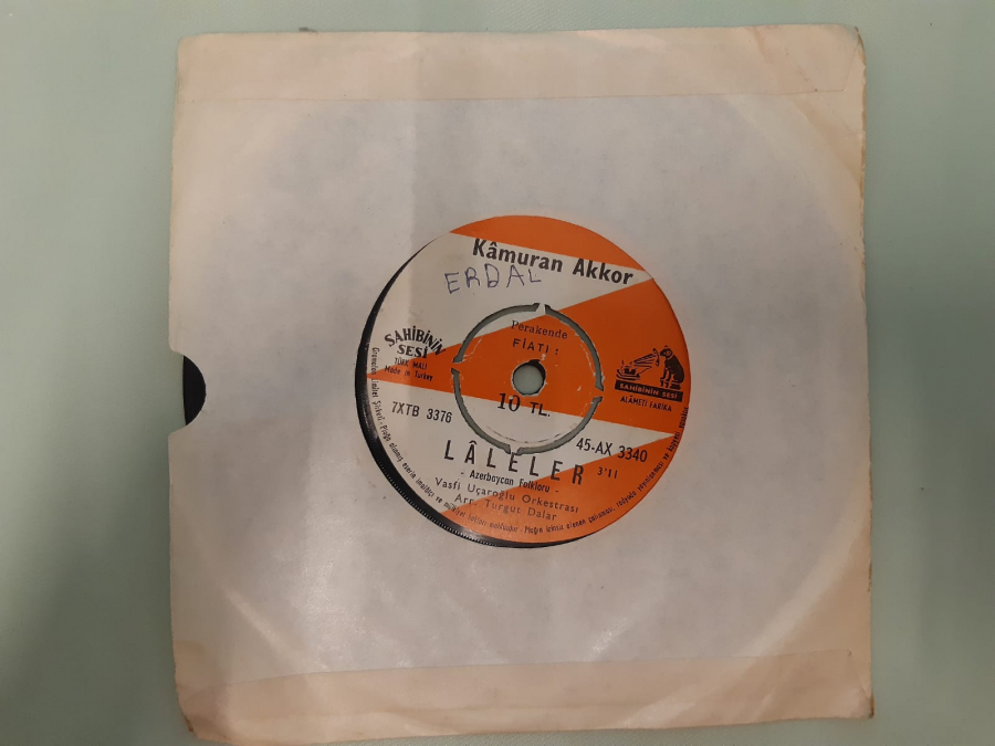 SAHİBİNİN SESİ PLAK KAMURAN AKKOR LALELER , BEYHAN 45 LİK YERLİ PLAK 