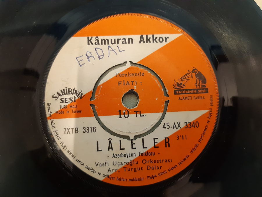 SAHİBİNİN SESİ PLAK KAMURAN AKKOR LALELER , BEYHAN 45 LİK YERLİ PLAK 
