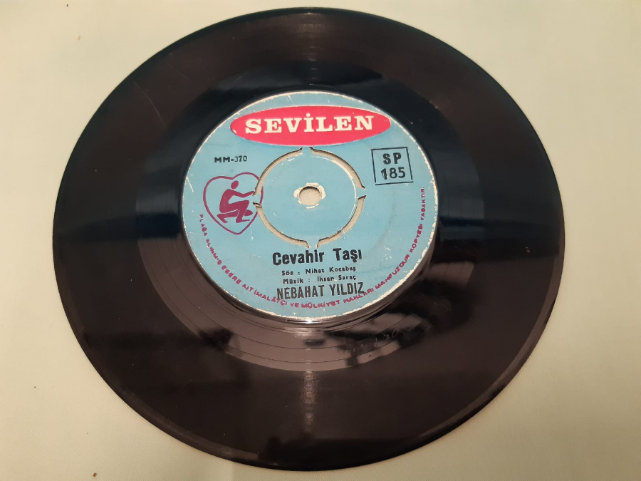 SEVİLEN PLAK NEBAHAT YILDIZ SEVEMEDİM KARA GÖZLÜM 45 LİK YERLİ PLAK
