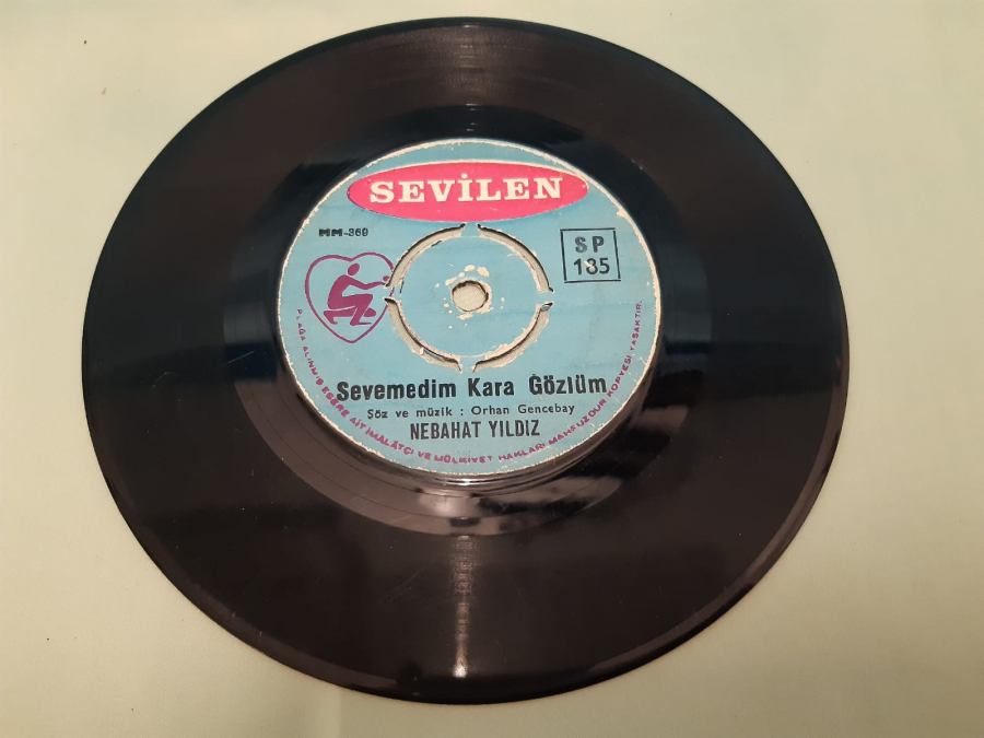 SEVİLEN PLAK NEBAHAT YILDIZ SEVEMEDİM KARA GÖZLÜM 45 LİK YERLİ PLAK