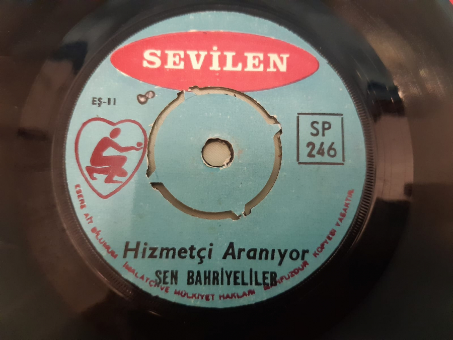 SEVİLEN PLAK  ZAVALLI ARİF - HİZMETCİ ARANIYOR SEN BAHRİYELİLER 45 LİK YERLİ PLAK 