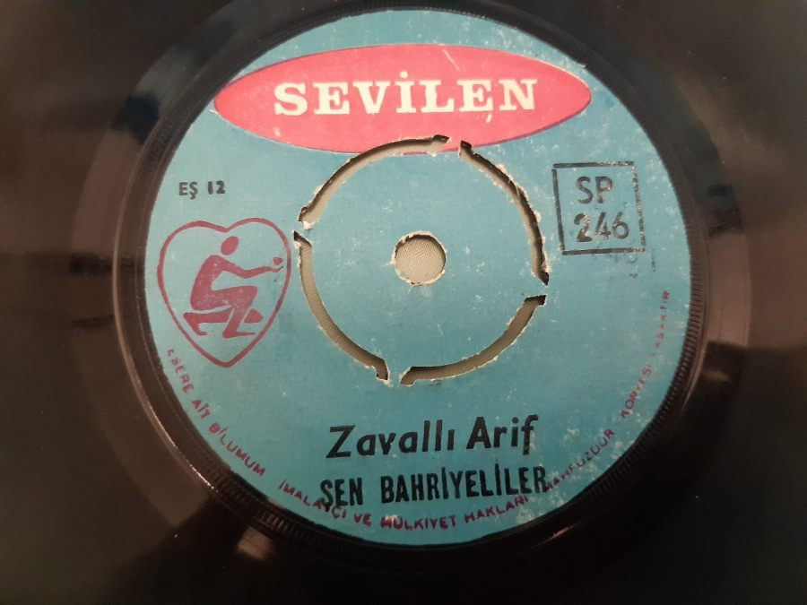 SEVİLEN PLAK  ZAVALLI ARİF - HİZMETCİ ARANIYOR SEN BAHRİYELİLER 45 LİK YERLİ PLAK 