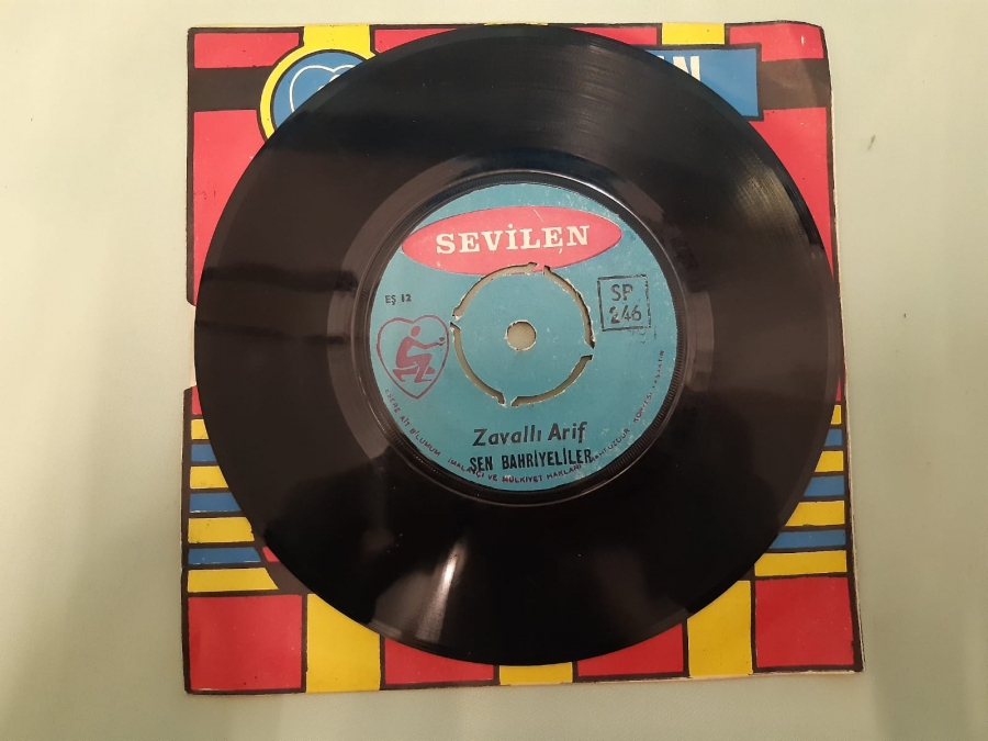 SEVİLEN PLAK  ZAVALLI ARİF - HİZMETCİ ARANIYOR SEN BAHRİYELİLER 45 LİK YERLİ PLAK 