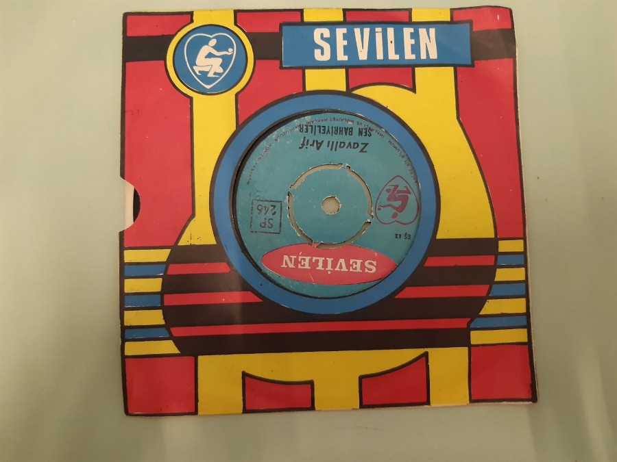 SEVİLEN PLAK  ZAVALLI ARİF - HİZMETCİ ARANIYOR SEN BAHRİYELİLER 45 LİK YERLİ PLAK 