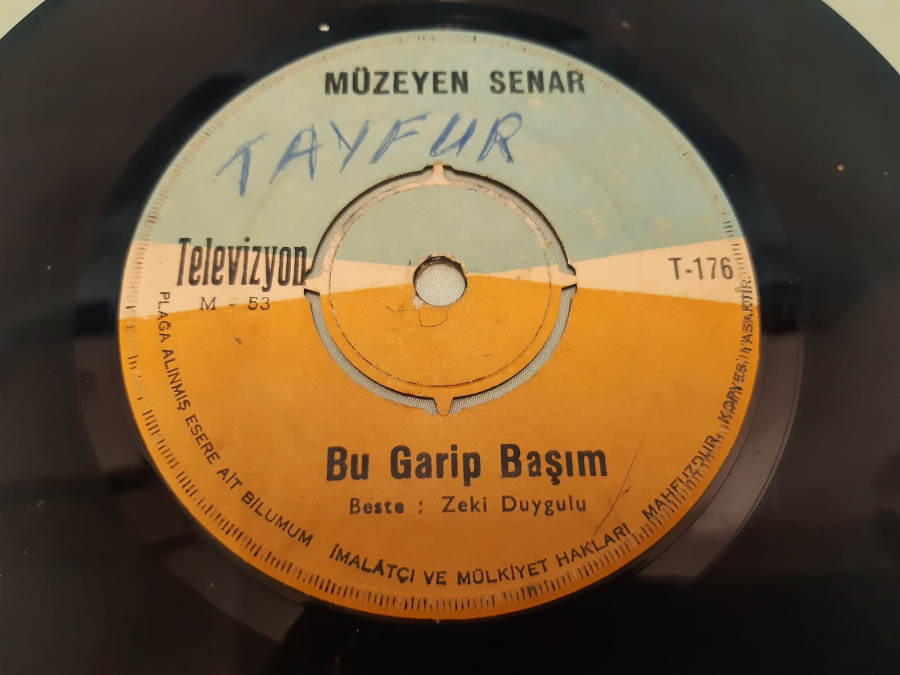 TELEVİZYON PLAK MÜZEYEN SENAR BU GARİP BAŞIM, MENDİL 45 LİK YERLİ PLAK 