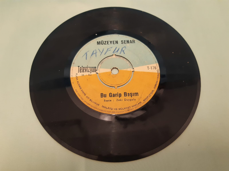 TELEVİZYON PLAK MÜZEYEN SENAR BU GARİP BAŞIM, MENDİL 45 LİK YERLİ PLAK 