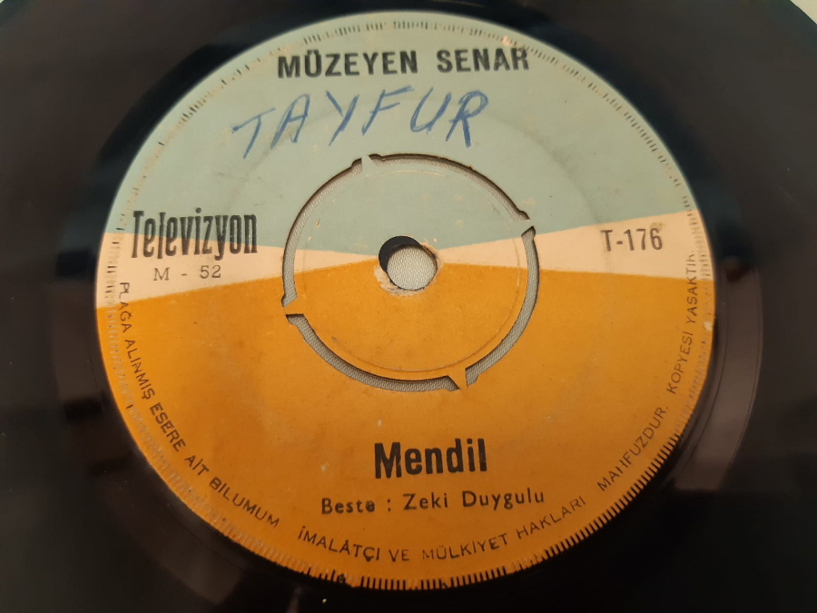 TELEVİZYON PLAK MÜZEYEN SENAR BU GARİP BAŞIM, MENDİL 45 LİK YERLİ PLAK 