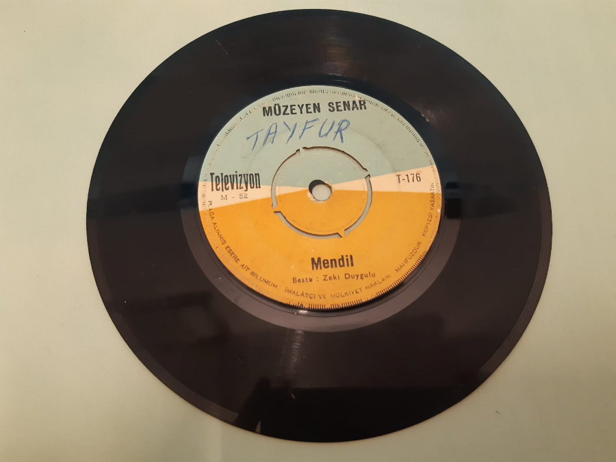 TELEVİZYON PLAK MÜZEYEN SENAR BU GARİP BAŞIM, MENDİL 45 LİK YERLİ PLAK 