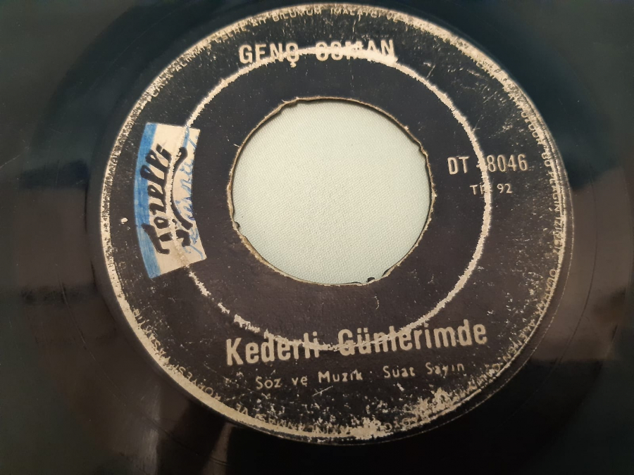 TEZELLİ PLAK GENÇ OSMAN SUS SUS SEVGİLİM DUYMASIN , KEDERLİ GÜNLERİMDE 45 LİK YERLİ PLAK 