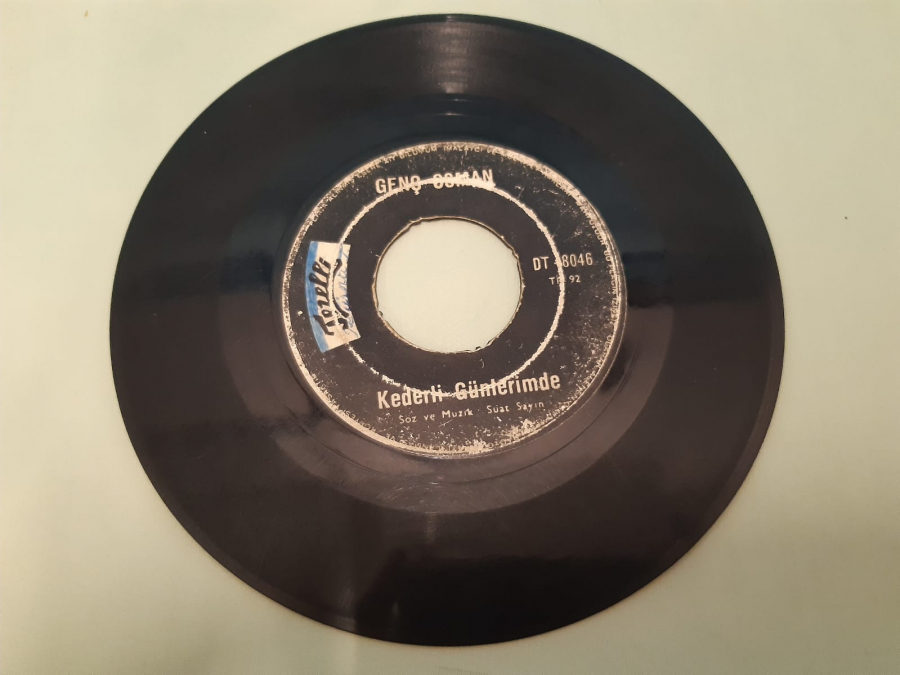 TEZELLİ PLAK GENÇ OSMAN SUS SUS SEVGİLİM DUYMASIN , KEDERLİ GÜNLERİMDE 45 LİK YERLİ PLAK 