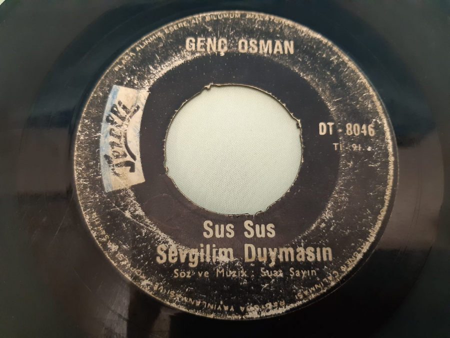 TEZELLİ PLAK GENÇ OSMAN SUS SUS SEVGİLİM DUYMASIN , KEDERLİ GÜNLERİMDE 45 LİK YERLİ PLAK 
