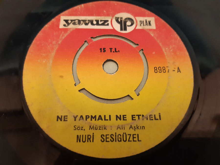 YAVUZ PLAK NURİ SESİ GÜZEL NE YAPMALI NE ETMELİ , KAÇ YILDIR AYRIYIM 45 LİK YERLİ PLAK 