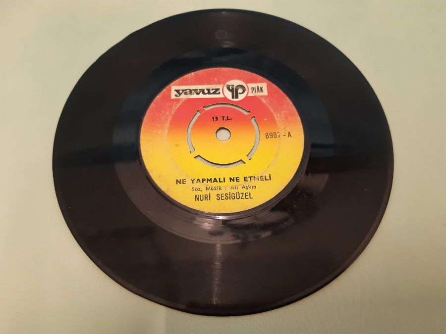 YAVUZ PLAK NURİ SESİ GÜZEL NE YAPMALI NE ETMELİ , KAÇ YILDIR AYRIYIM 45 LİK YERLİ PLAK 