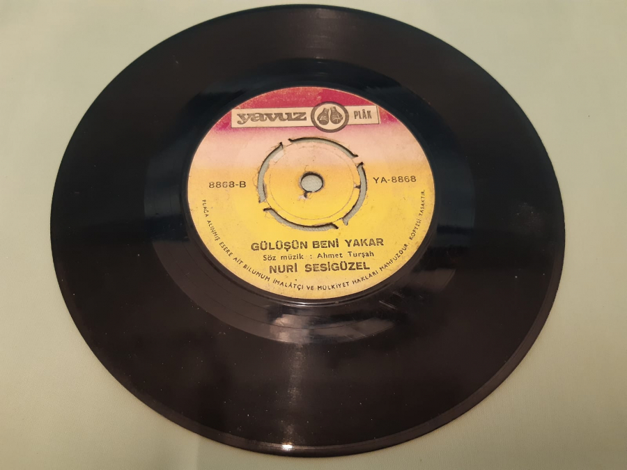 YAVUZ PLAK NURİ SESİ GÜZEL ZÜLEYHA GÜLÜŞÜN BENİ YAKAR 45 LİK YERLİ PLAK 