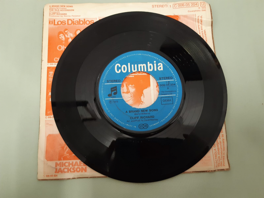 COLUMBİA PLAK CLIFF RICHARD THE OLD ACCORDION , A BRAND NEW SONG 45 LİK YABANCI PLAK 